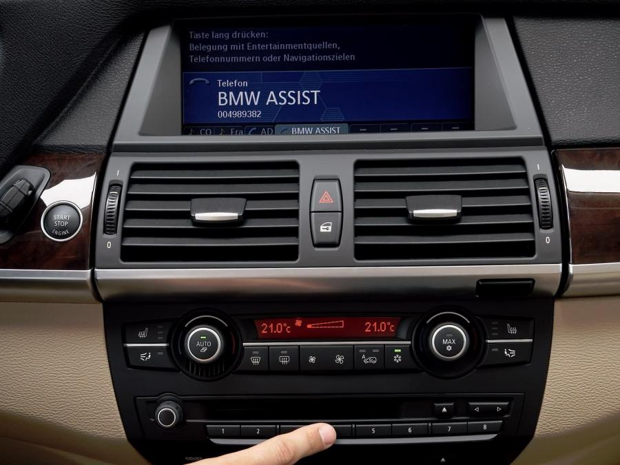 Детали интерьера BMW X5 4.8i (E70) 2006 года  (WW) (фото 25 из 64)
